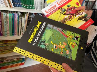 Apprezza anche quello francese, dalla copertina pi� grande e rigida...